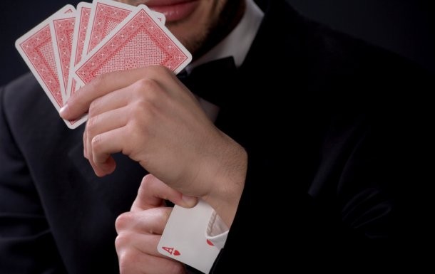 Facua denuncia que la banca siga adjudicándose viviendas en subasta de forma irregular al 50% del valor