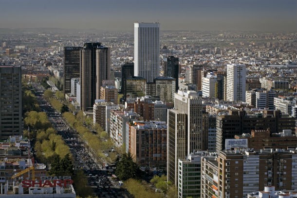 La crisis arrastra al mercado de oficinas: la contratación y los precios se resienten en Madrid y Barcelona 