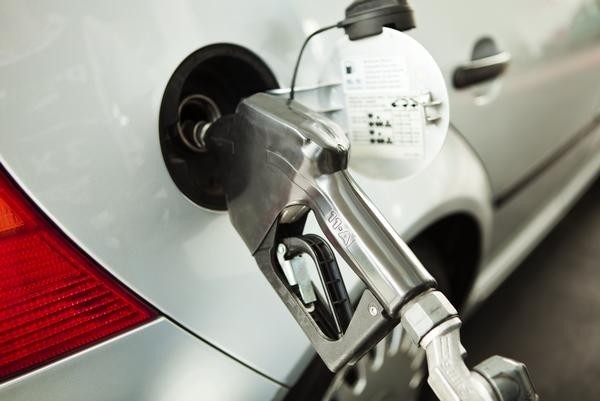 El gobierno pide a las petroleras que bajen los precios de las gasolinas