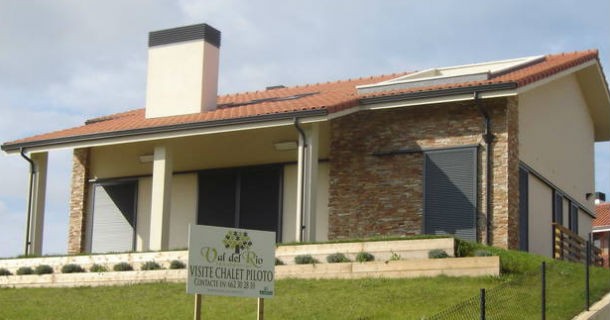 El precio de los pisos cae casi el triple que el de los chalés