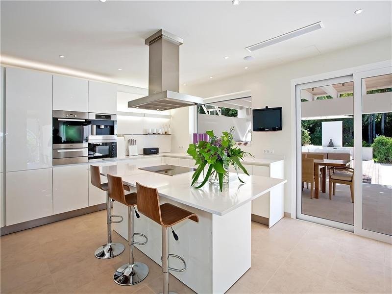 en-completely-refurbished-according-to-the-listing-the-kitchen-has-flushed-cabinets-stainless-st