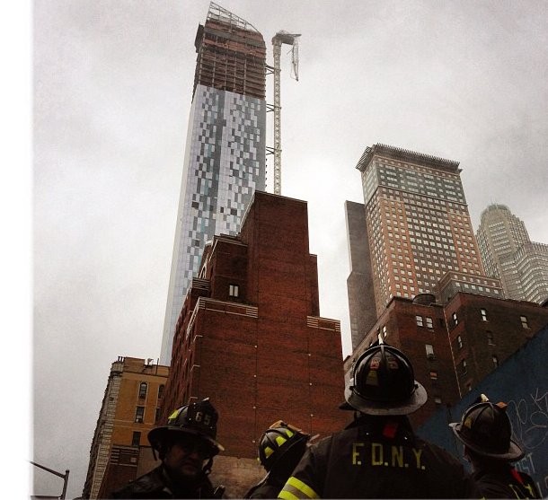 La grúa del edificio de apartamentos de lujo one57 se parte por el huracán sandy