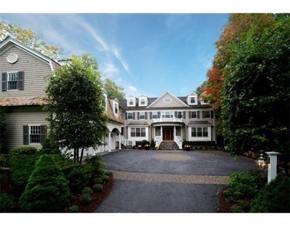 the-exterior-of-the-massive-11000-square-foot-house