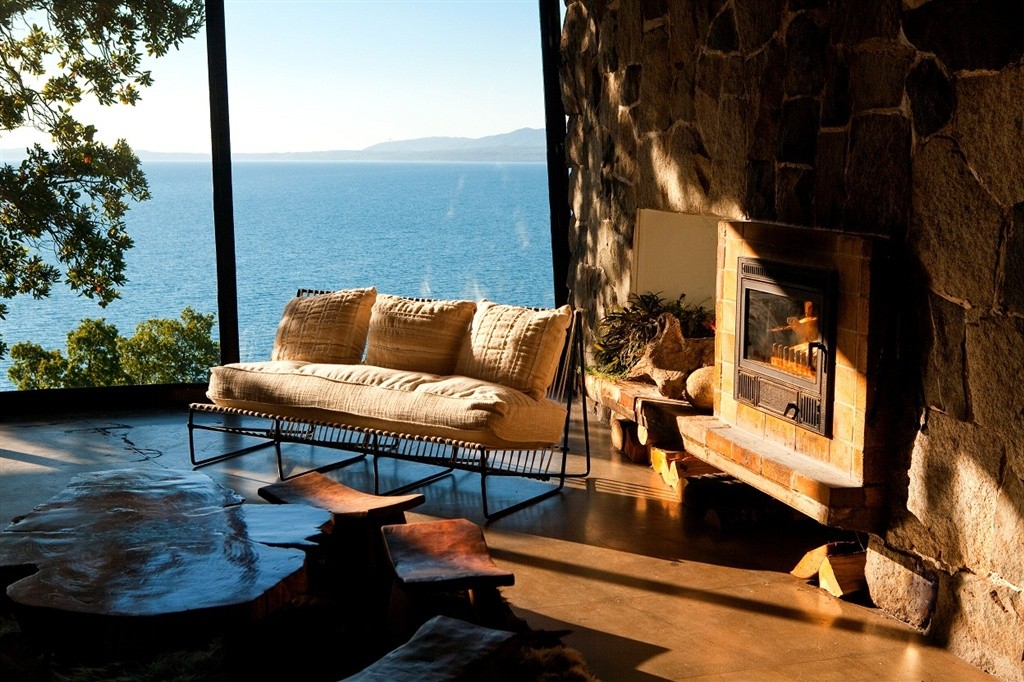 2-living-room-lake-view.jpg.1024x0