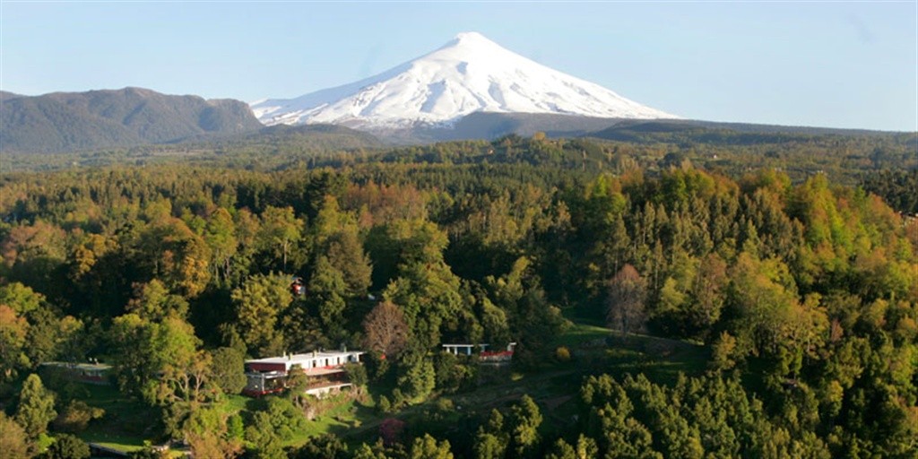 Hoteles con encanto: el lujo de dormir junto al volcán villarrica en Chile
