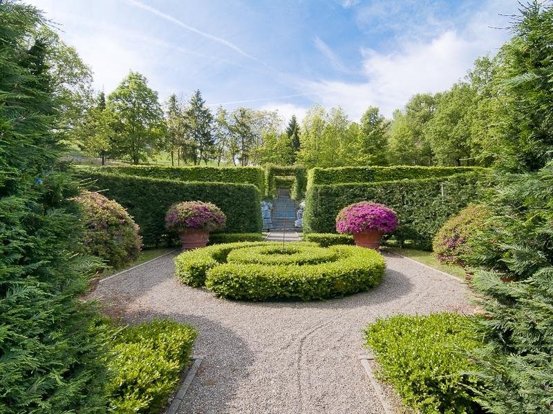 theres-a-garden-maze-on-the-property