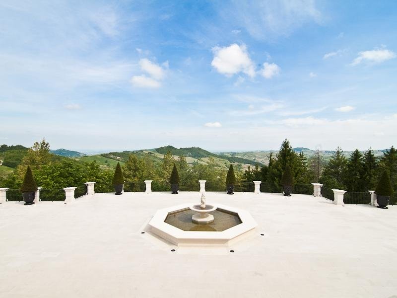 upon-arriving-at-the-house-youre-greeted-by-a-fountain