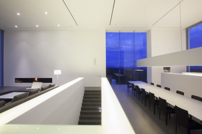 13-Monochrome-dining-room-700x466