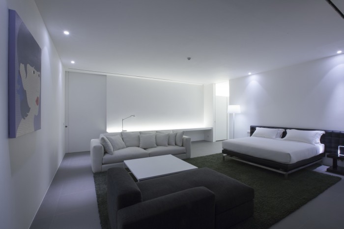 29-Monochrome-bedroom-700x466