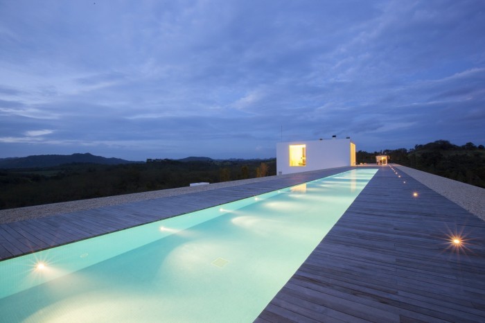 6-Outdoor-swimming-pool-700x466
