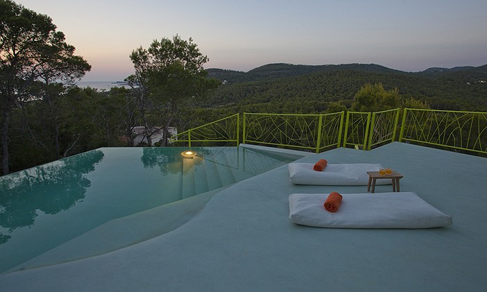 Casas de ensueño: villa original que se mimetiza con la naturaleza mediterránea de ibiza
