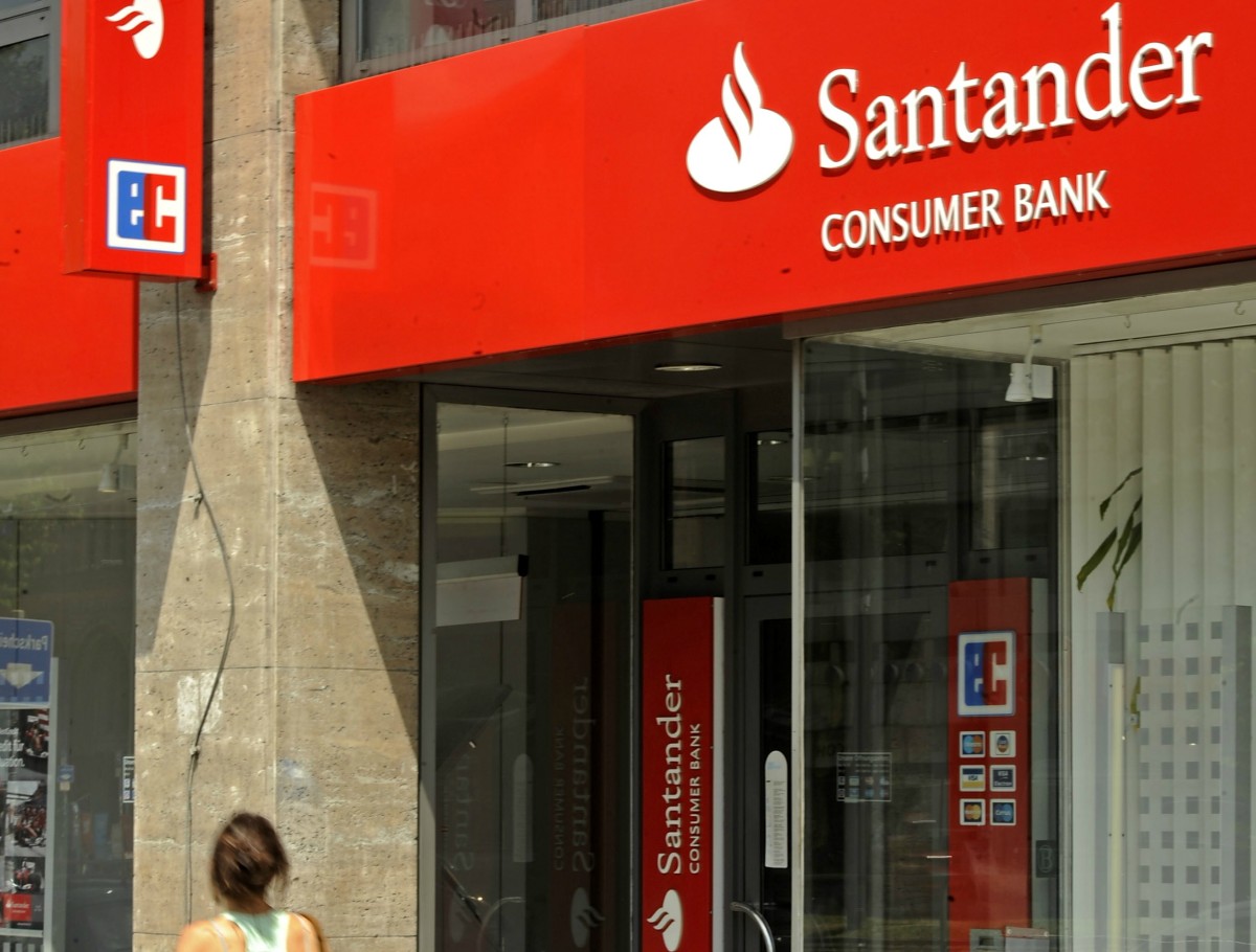 sucursal del grupo santander La reestructuración bancaria sacará al mercado 15.000 locales