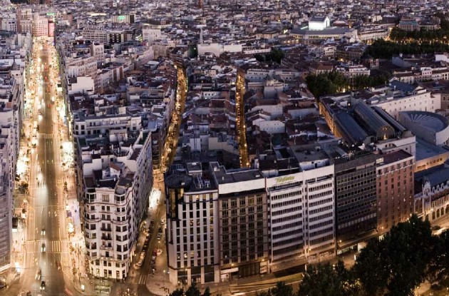 Actores y presentadores invierten en las viviendas de lujo de torre Madrid