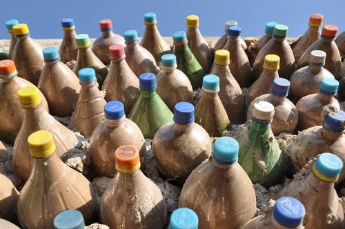 casa-con-botellas-plastico1