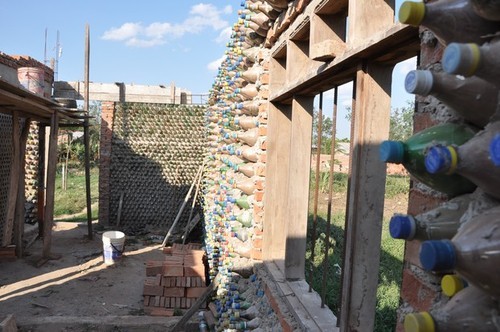 casa-con-botellas-plastico_0