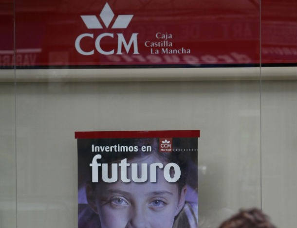 una sucursal de caja castilla la mancha (ccm) Las cajas advierten de que la dación en pago perjudicaría al 97% de los hipotecados