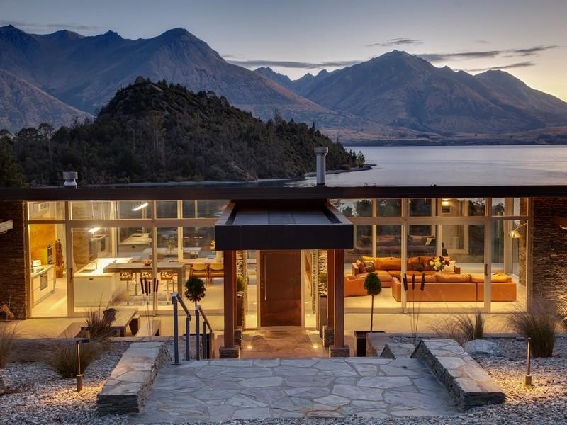Casas de ensueño: un espacio diáfano con playa privada y vistas al lago wakatipu en nueva Zelanda