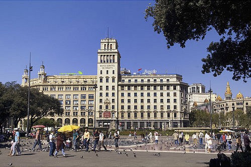 El corte inglés vende el edificio aledaño a la plaza de catalunya por 100 millones