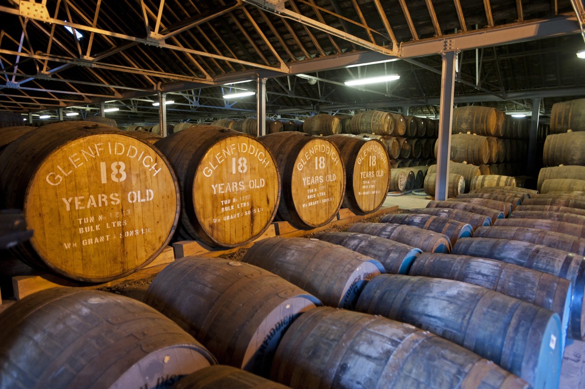 toneles de una bodega Bueno, bonito y barato: los inversores buscan bodegas españolas con descuento