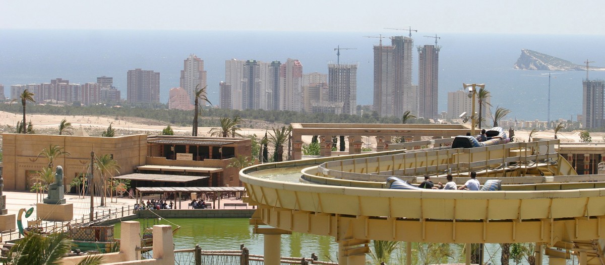 La banca se enfrasca en una guerra de precios de pisos en la playa