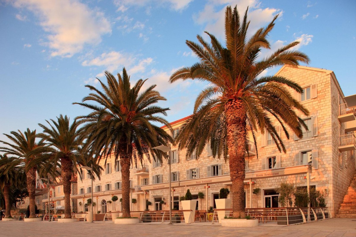 Riva_Suncani_Hvar0405