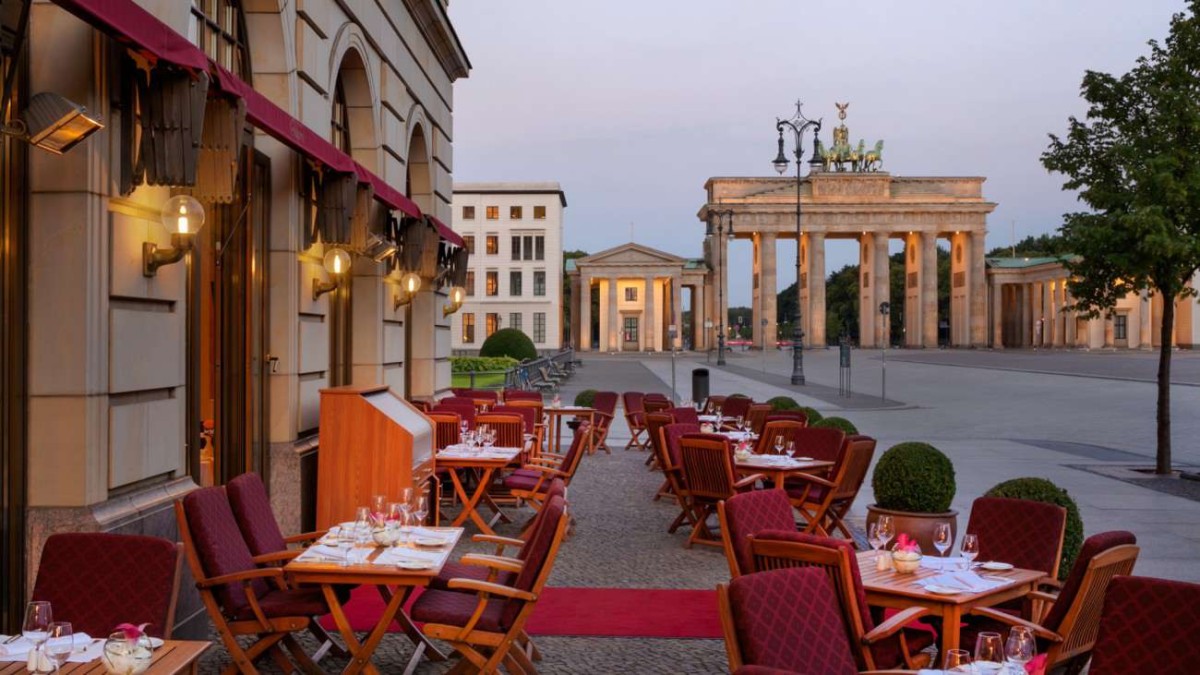 Hoteles con encanto: elegancia sobria frente a la puerta de brandeburgo en berlín