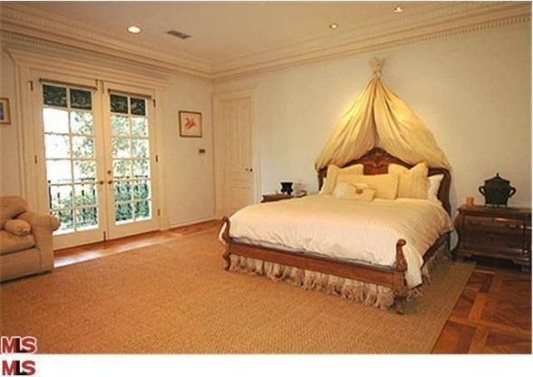 robert-pattinsons-master-bedroom-fcb59b-589x416