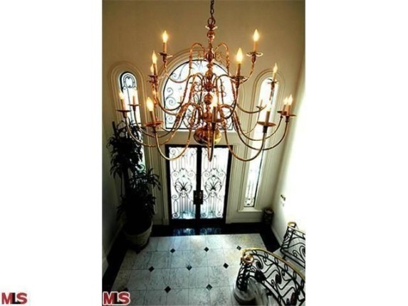 robert-pattinsons-rental-entryway-8b25e3-573x430