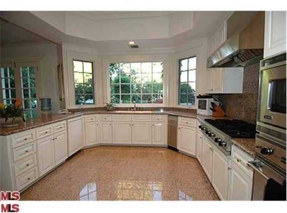 robert-pattinsons-rental-kitchen-29d2c6-578x430