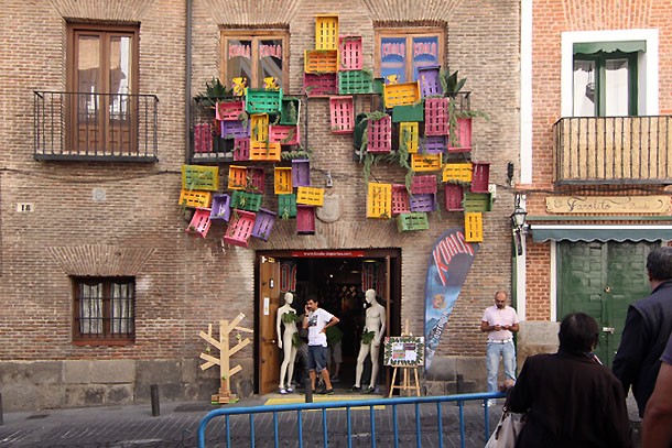 La decoración invade la calle: así se convierte el centro de Madrid en una enorme galería de arte