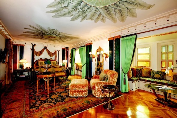 Versaces-bedroom-6d6d4c-589x392