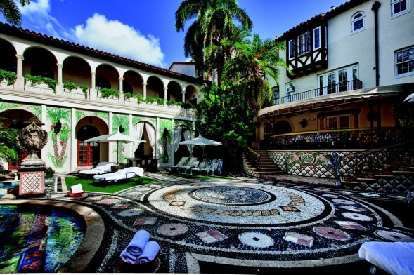 Versaces-patio-069676-589x392