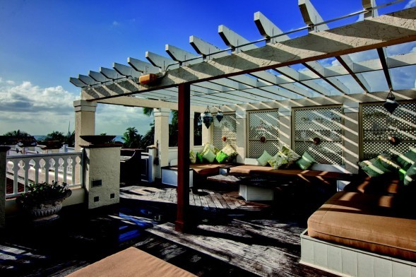 Versaces-pergola-f959ff-589x392