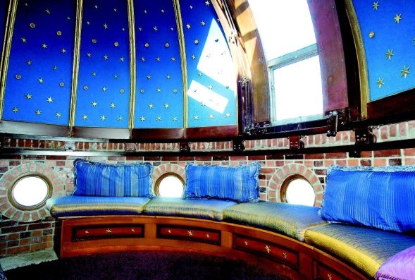 Versaces-window-seat-f663b5-589x397