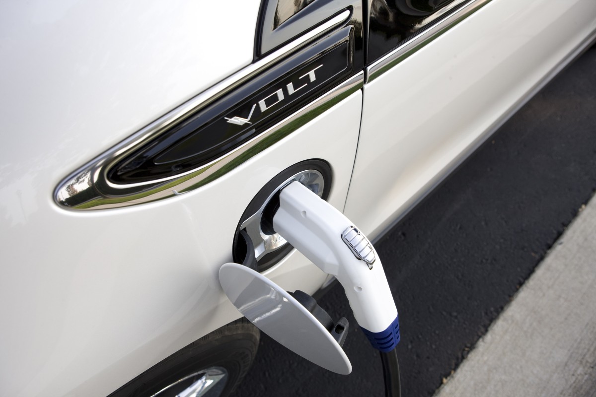 La ciudad en la que viven los fundadores de google y facebook obliga a que todos los edificios nuevos tengan tomas de carga para coches eléctricos