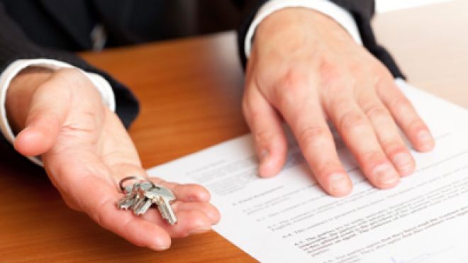 la ocu recomienda leer bien el contrato de arrendamiento antes de firmar En un alquiler, ¿Qué paga el casero y qué el inquilino?