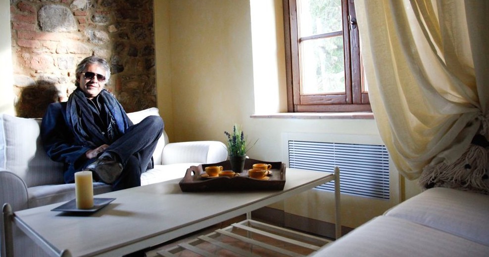 Tenor de éxito y… ¿Comercial inmobiliario? Andrea bocelli ayuda a vender las casas diseñadas por su hermano