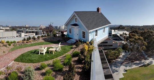 La casa colgada de… ¿San Diego?: Un artista coloca una vivienda sobre el vacío a 21 metros de altura
