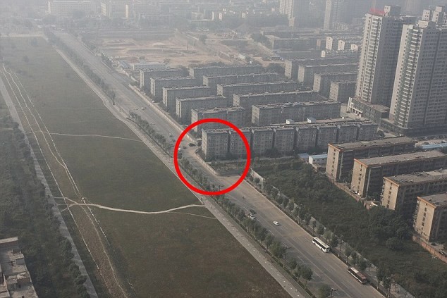 La última locura inmobiliaria China: un error obliga a construir un edificio en medio de una autopista