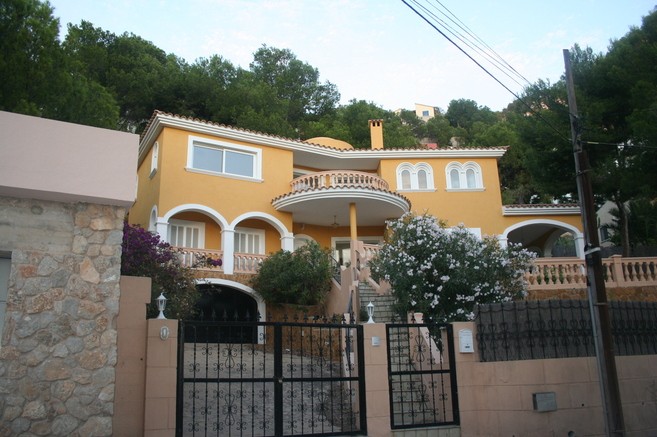 Sareb confía en cuatro inmobiliarias para ‘colocar’ su cartera de mansiones 