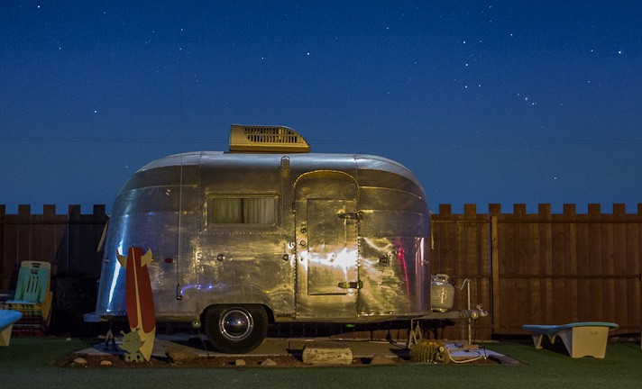 Hoteles con encanto: un divertido motel de caravanas temáticas en el desierto de california
