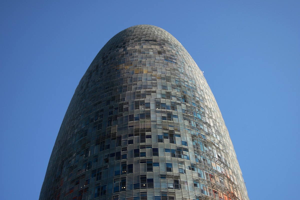 La icónica torre agbar de Barcelona se convertirá en un hotel de lujo