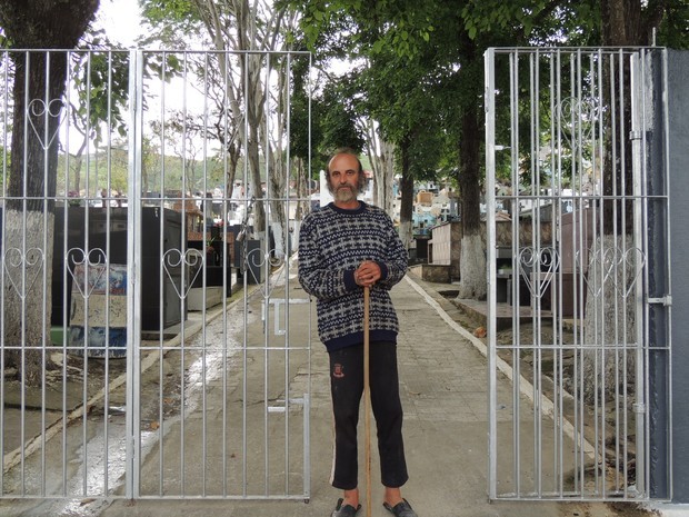 El agente inmobiliario que lo perdió todo y vive desde hace 13 años en la tumba de su mejor amigo