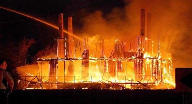 Unos ‘cazafantasmas’ aficionados queman accidentalmente una de las casas encantadas más antiguas de eeuu