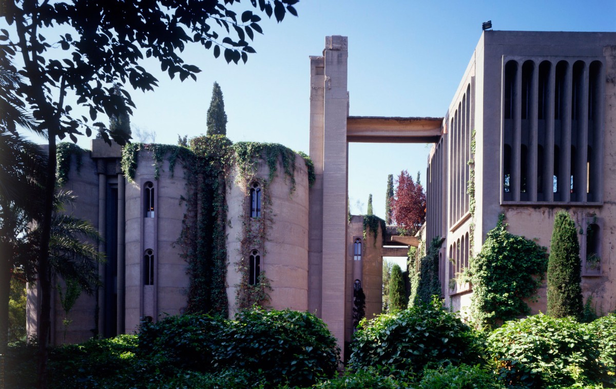 exterior de la antigua cementera y hoy taller de arquitectura y vivienda de ricardo bofill La increíble transformación de una antigua cementera de Barcelona en vivienda