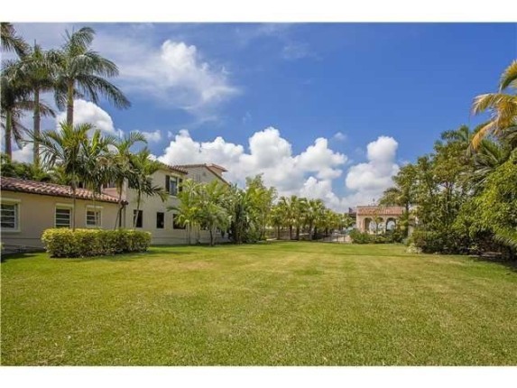 Matt-Damons-lawn-86a5f3-573x430