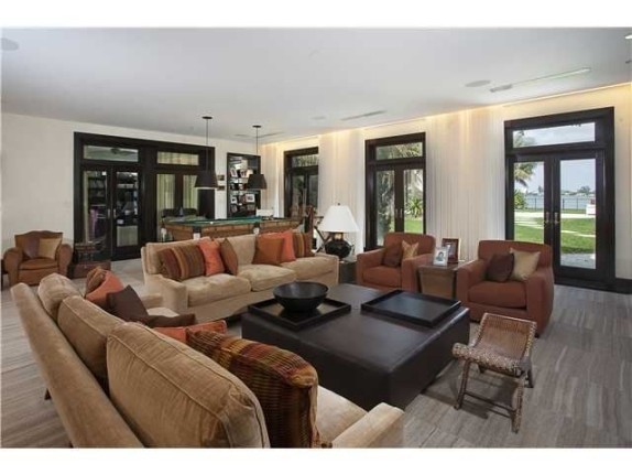 Matt-Damons-living-room-366c7b-574x430