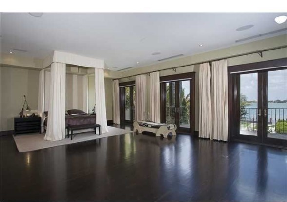 Matt-Damons-master-bed-f52957-589x416