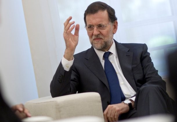 Rajoy: "hay alternativas al despido como bajar un poco los sueldos o distribuir las jornadas"