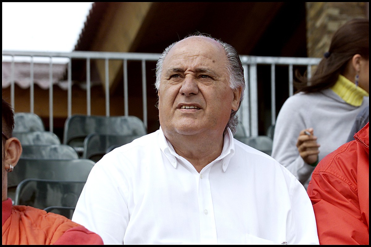 amancio ortega, dueño de inditex Amancio ortega invierte 100 millones de euros en inmuebles de bancos